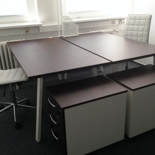 stoly v ambulancii (2)